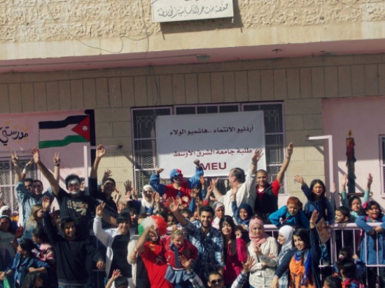 طلبة جامعة الشرق الاوسط يشاركون أطفال مدرسة حفصة الاساسية يومهم الدراسي